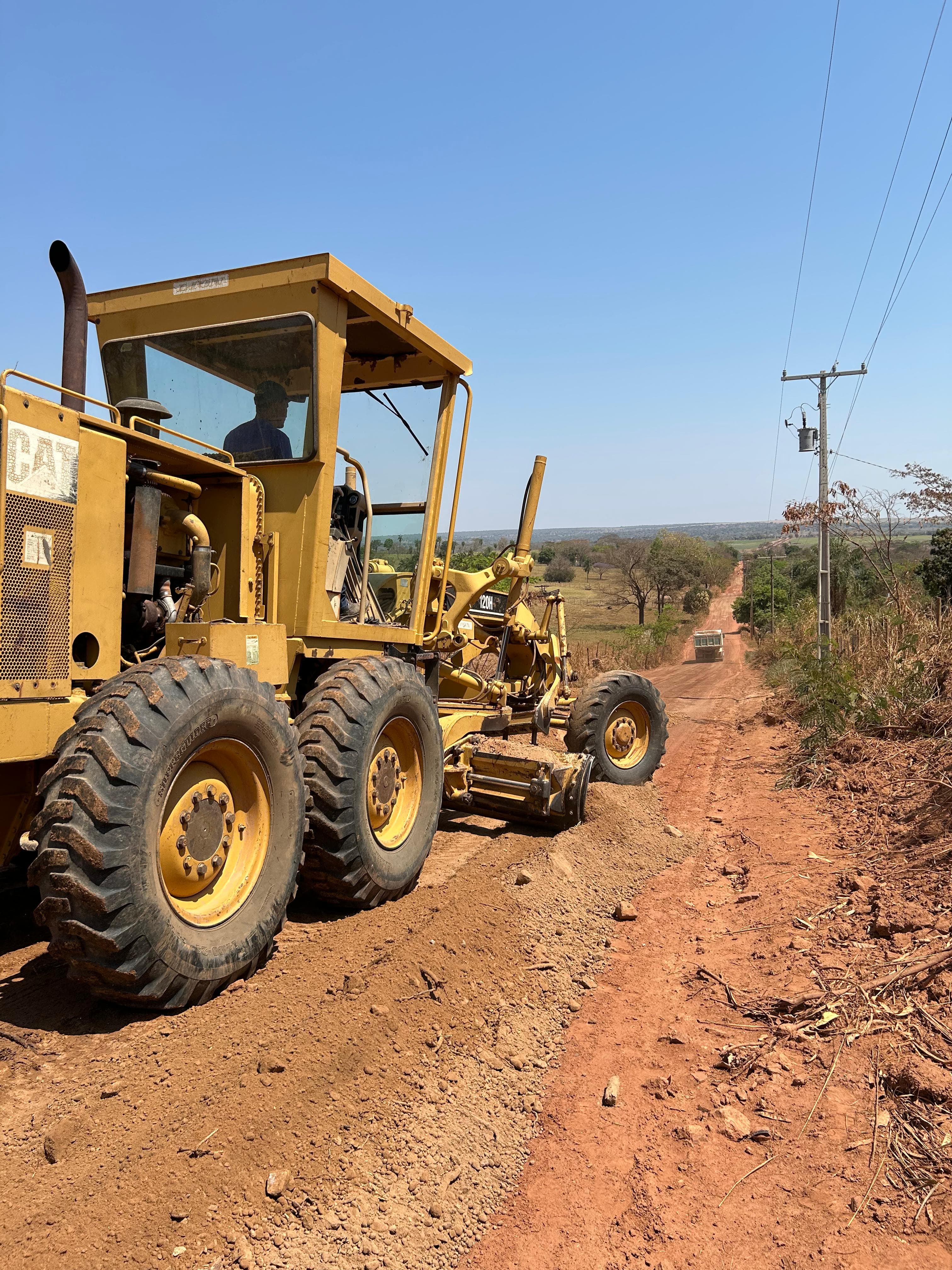 Prefeitura intensifica manutenção de estradas rurais para garantir segurança e escoamento da produção